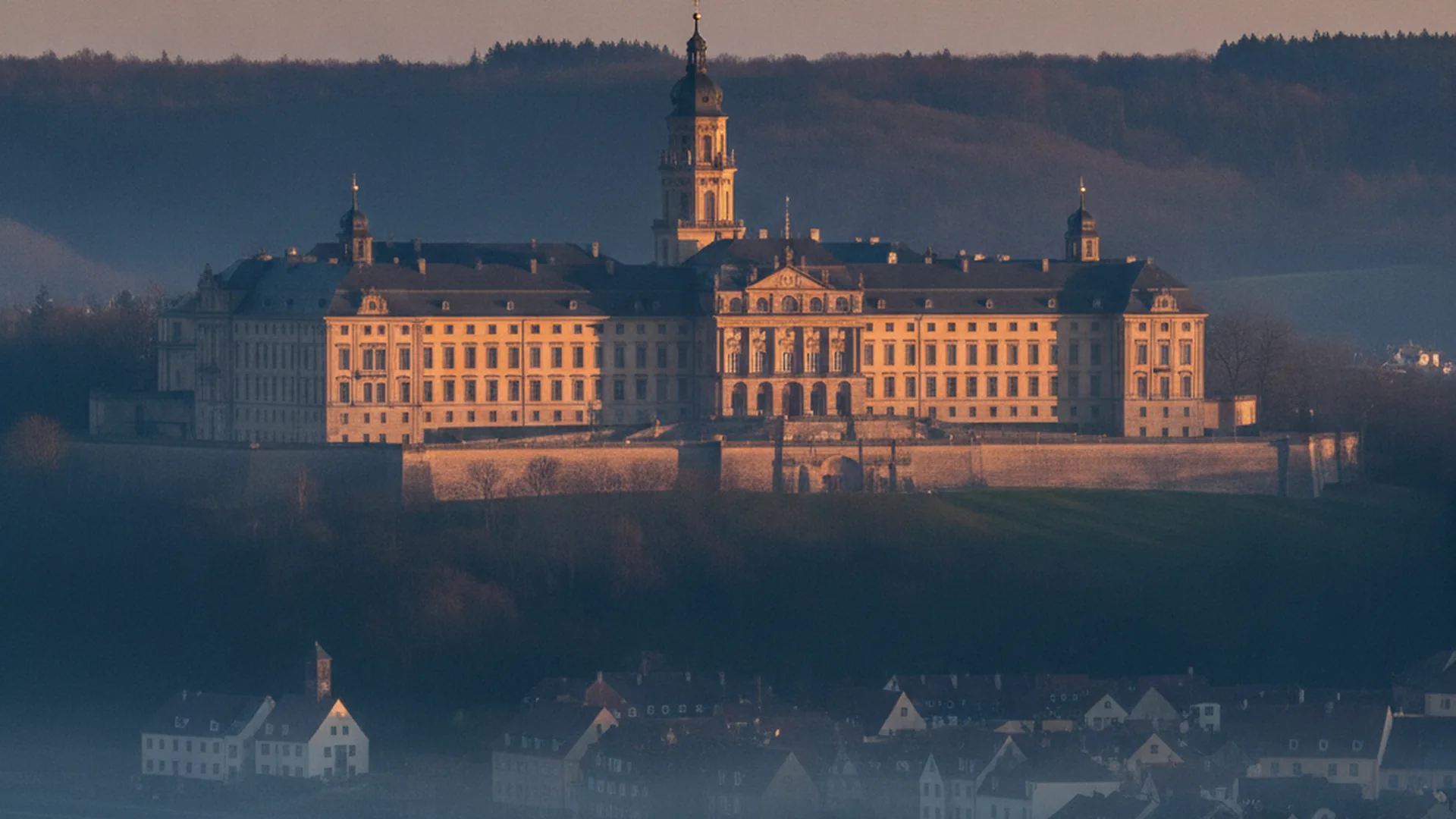 Frühbarocke Schlossanlage über einem deutschen Flusstal im Abendlicht — sinnbildlich für Schloss Neu-Augustusburg und die Stadtsilhouette Weißenfels